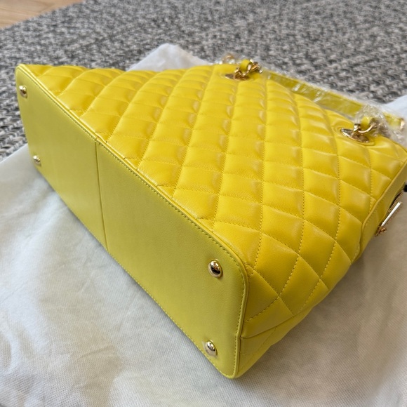 NWT St. John leather Yellow Quilted Shoulder Bag - Picture 4 of 10